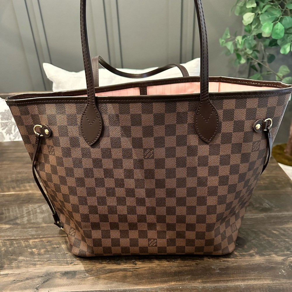 Louis Vuitton Neverfull MM 
Damier Ebene with rose ballerine lining